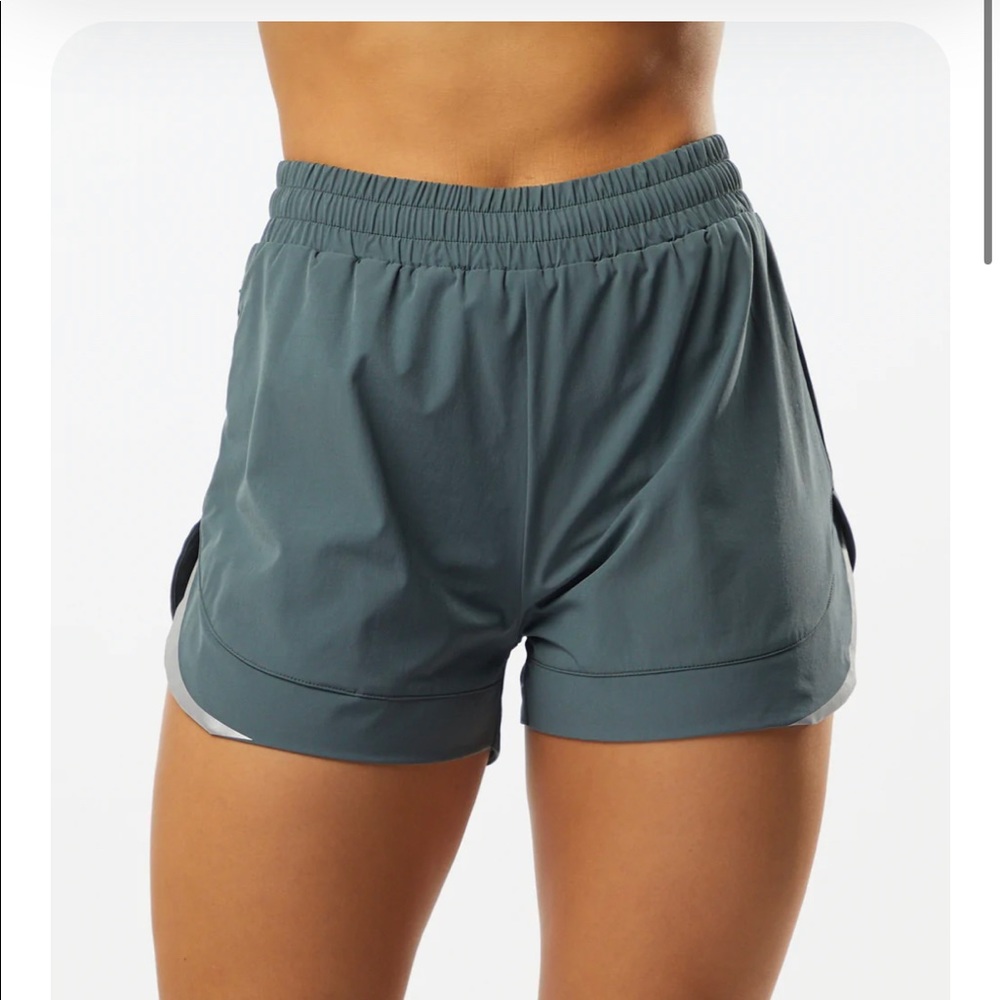 Alphalete Stride Short steel blue / grey small